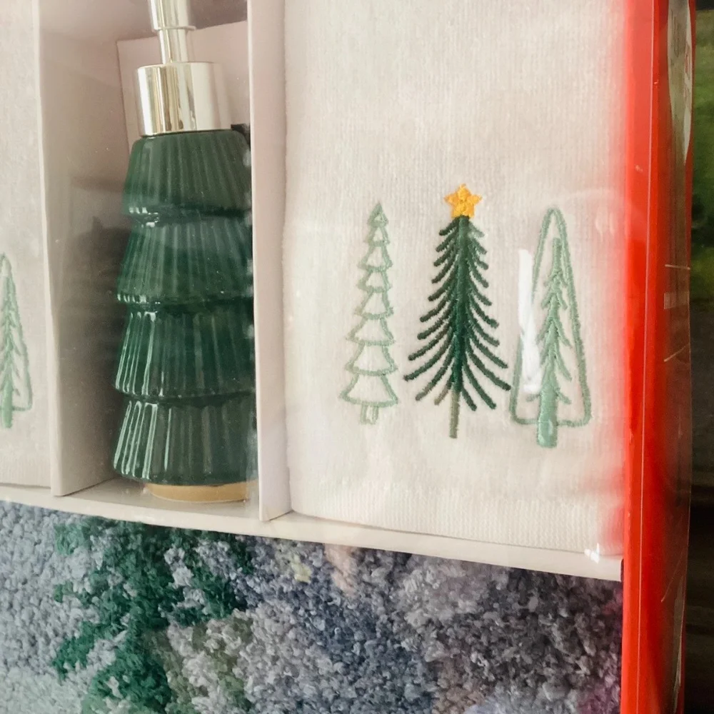 Merry Moments Holiday Bathroom Set 4pc Rug Towels Lotion Dispenser Christmas Dec